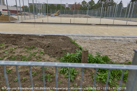 Campus Karl-Marx-Ring_Sportplatz_an_der_neuen_Grundschule_in_Neupelrach_P1292076.jpg